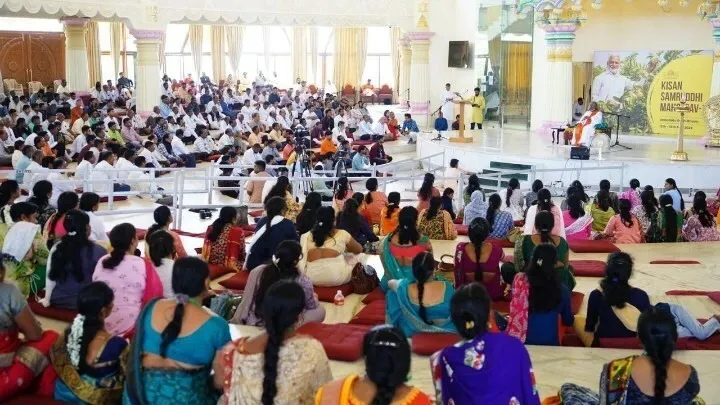Successful Maharashtra farmers travel to The Art of Living International Centre Bangalore, to say thanks